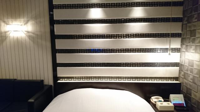 アラウダリゾート国立(国立市/ラブホテル)の写真『410号室、枕元側の壁』by おむすび