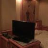 ラ・フランセパリス(新宿区/ラブホテル)の写真『305号室 ベッド、テレビ、ティーセットなど』by hireidenton