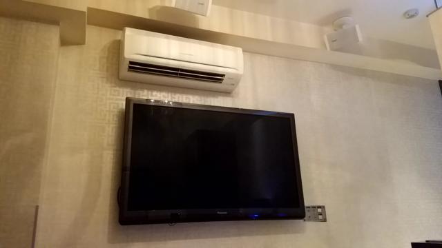 ホテル PASHA RESORT(パシャリゾート)(新宿区/ラブホテル)の写真『203号室TVとエアコン。ベッドから撮影』by 春風拳