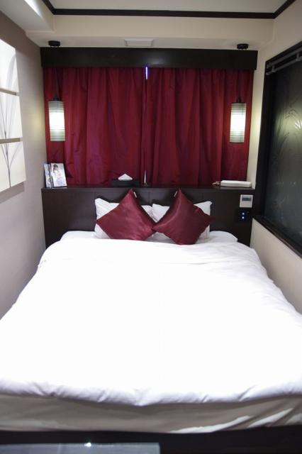 ホテル グラス(豊島区/ラブホテル)の写真『401号室　ベッド』by マーケンワン