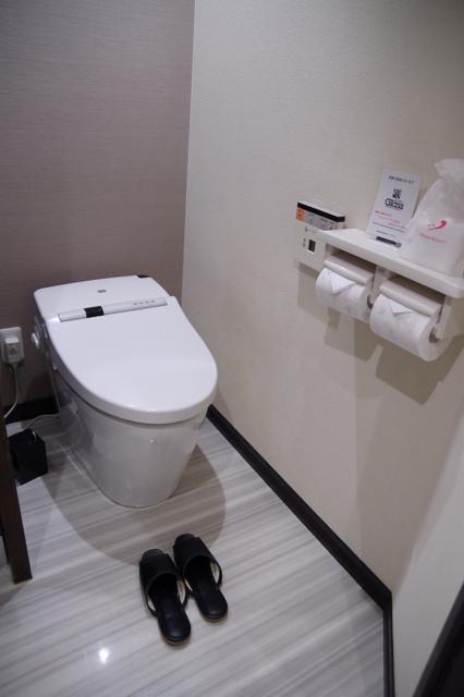 ホテル グラス(豊島区/ラブホテル)の写真『401号室　洗面室内、洗浄機能付きトイレ』by マーケンワン