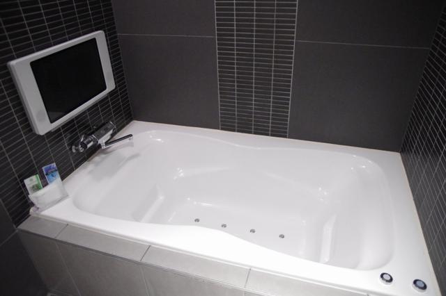ホテル グラス(豊島区/ラブホテル)の写真『401号室　テレビ付き浴槽』by マーケンワン