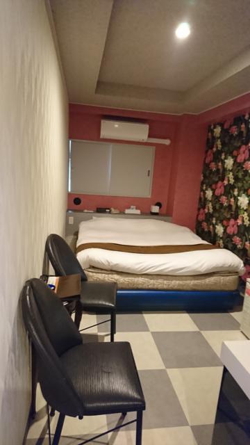 HOTEL RIO（リオ）(新宿区/ラブホテル)の写真『410号室 全景 ベッドの頭上にエアコン』by なめろう