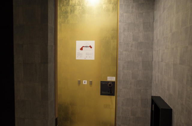HOTEL SENSE(センス)(新宿区/ラブホテル)の写真『506号室　玄関　金の扉と傘たてがお洒落すぎ』by INA69