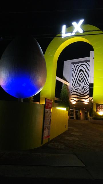 HOTEL LX 諏訪（レックス)(諏訪市/ラブホテル)の写真『夜の入口。でかい卵のオブジェが目立ちます。』by 折口 直公
