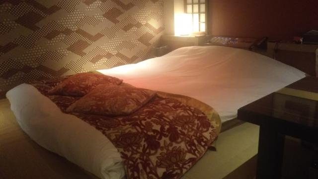 HOTEL GRASSINO URBAN RESORT(立川市/ラブホテル)の写真『203号室 ベッドです。和室畳の一部をくりぬいてベッドになってる』by やまけんちゃん