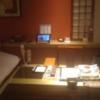 HOTEL GRASSINO URBAN RESORT(立川市/ラブホテル)の写真『203号室 ベッド横のテーブルと座椅子。高級旅館に来ている感じ。』by やまけんちゃん