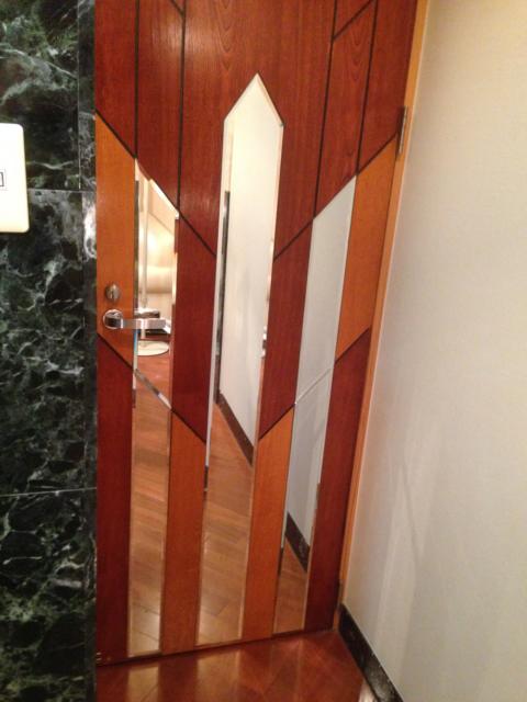 ラモード新宿(新宿区/ラブホテル)の写真『511号室 入口ドアの鏡』by サトナカ
