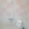 柏ハイランド(柏市/ラブホテル)の写真『405号室　バスルーム内の洗い場、シャワーと備品類とアメニティ類』by YOSA69