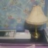 柏ハイランド(柏市/ラブホテル)の写真『405号室　ベッド上部の備品類（音響・照明コントロールパネル、ティシュボックス、G２、電気スタンド、電マ、電話機）』by YOSA69