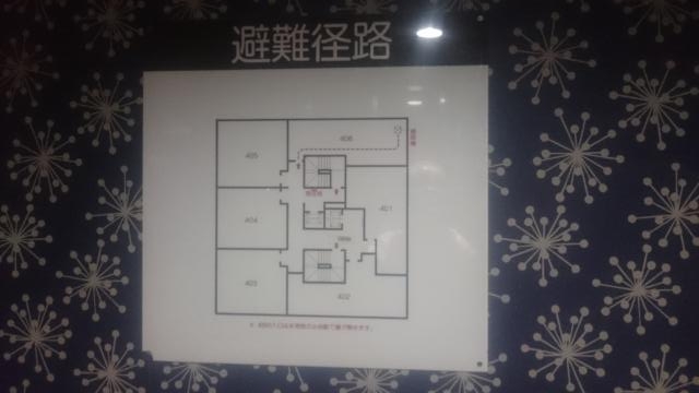 柏ハイランド(柏市/ラブホテル)の写真『４階廊下の壁に貼られた避難経路図』by YOSA69