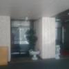 柏ハイランド(柏市/ラブホテル)の写真『１階駐車場からの出入口風景（右が入口専用、左が出口専用）』by YOSA69