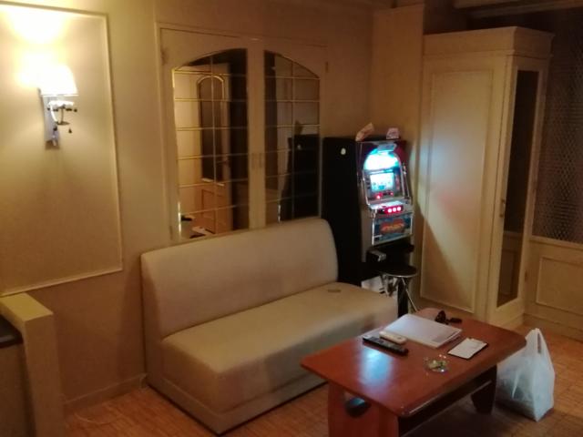 hotel GOLF3 厚木(厚木市/ラブホテル)の写真『B301号室利用。ソファーです。部屋が暗いですが、これでフルの明かりです。回りの掃除が行き届いていません。』by キジ