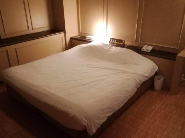 hotel GOLF3 厚木(厚木市/ラブホテル)の写真『B301号室利用。ﾍﾞｯﾄﾞの写真、こう撮ると雰囲気がありますねぇ。(^_^;)』by キジ