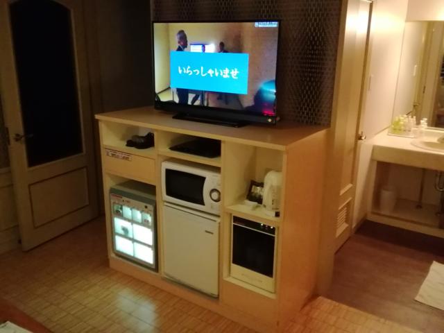 hotel GOLF3 厚木(厚木市/ラブホテル)の写真『B301号室利用。TV、冷蔵庫、電子レンジ等は揃っています。』by キジ