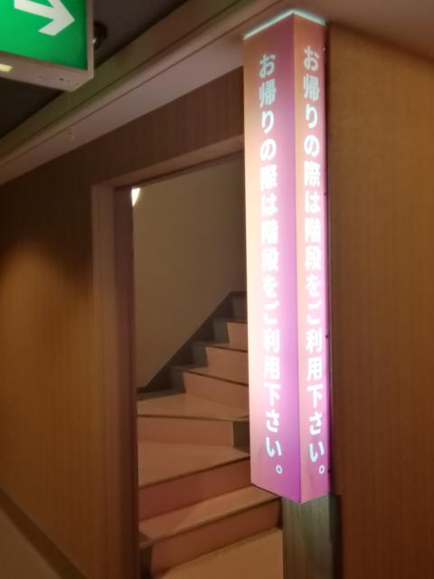 hotel GOLF3 厚木(厚木市/ラブホテル)の写真『B301号室利用。エレベーターは1機なので、帰りは階段で降りるように書かれています。(^_^;)』by キジ