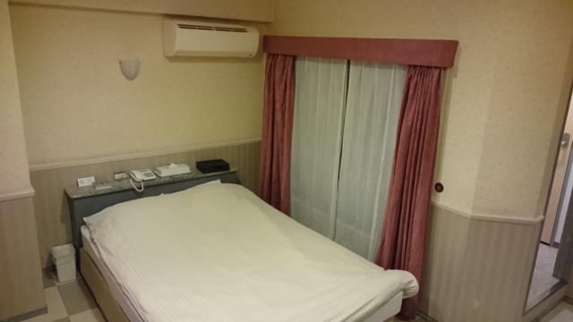 ホテルマーブル(品川区/ラブホテル)の写真『202号室　ベッド』by ところてんえもん