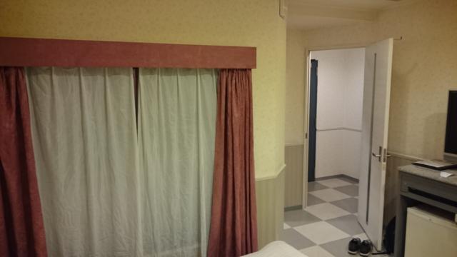 ホテルマーブル(品川区/ラブホテル)の写真『202号室　奥から入口』by ところてんえもん