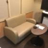 ホテル プランタン(台東区/ラブホテル)の写真『(203号室)ソファー。二人座っても十分な大きさでした。テーブルも小っちゃいながらありました。』by こーめー