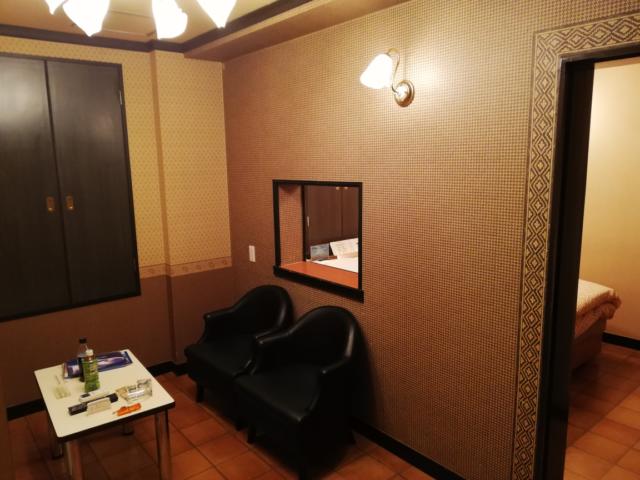 ホテル アテネ(柏市/ラブホテル)の写真『311号室　ベッドの部屋が壁で区切られてる』by ところてんえもん