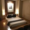 AROMA KURAVI(アロマクラヴィ)(川崎市川崎区/ラブホテル)の写真『101号室 入り口入って廊下からベッドルームへ。ベットは小上がりになってます。』by ま〜も〜る〜