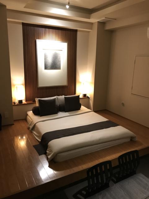 AROMA KURAVI(アロマクラヴィ)(川崎市川崎区/ラブホテル)の写真『101号室 入り口入って廊下からベッドルームへ。ベットは小上がりになってます。』by ま〜も〜る〜