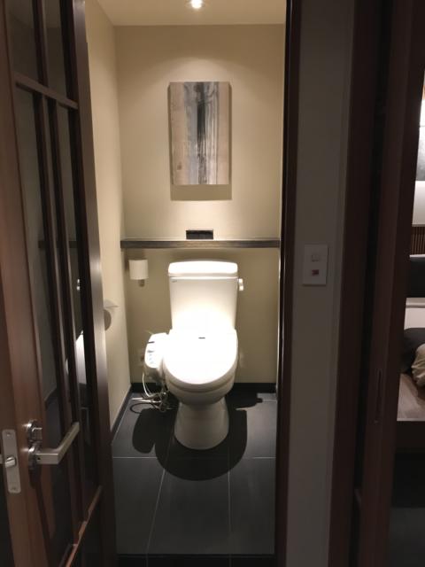 AROMA KURAVI(アロマクラヴィ)(川崎市川崎区/ラブホテル)の写真『101号室 入り口入って廊下正面がトイレ。右にベットルームへの扉です。』by ま〜も〜る〜