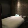 ホテルイーアイ西日暮里店(荒川区/ラブホテル)の写真『401号室、全体的にシックにまとまった部屋。ベッドは清潔感があり十分な広さです』by 町田氏