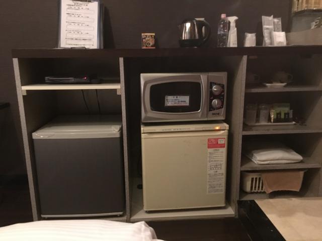 ホテルイーアイ西日暮里店(荒川区/ラブホテル)の写真『401号室、室内設備。持ち込み用冷蔵庫もあります』by 町田氏