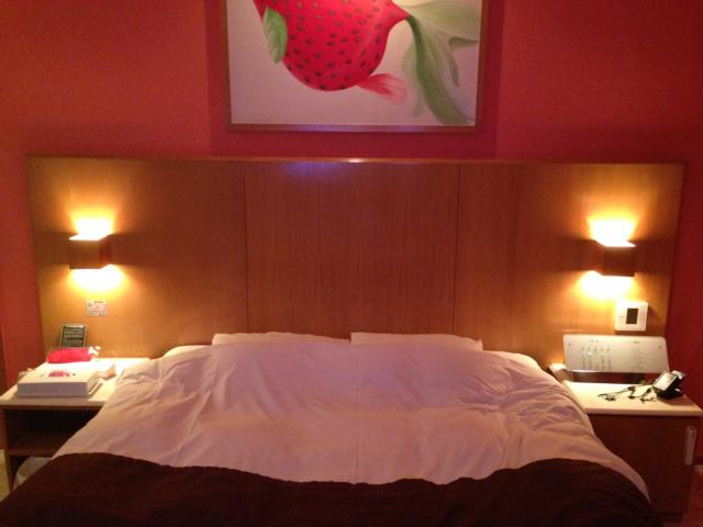 カラフルＰ＆Ａ新宿(新宿区/ラブホテル)の写真『504号室 ベッドサイド間接照明』by サトナカ