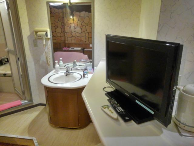 HOTEL アムール(台東区/ラブホテル)の写真『205号室、洗面台・TV』by イシバシ