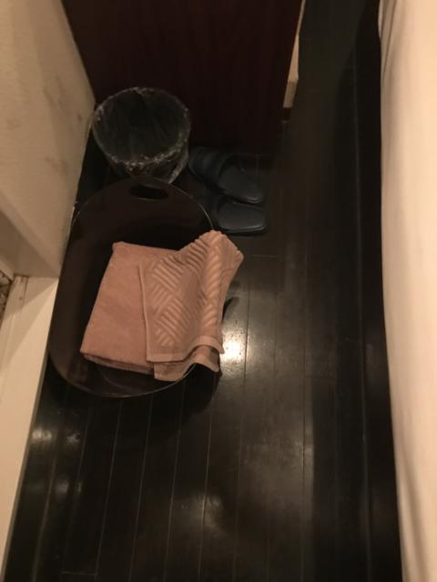 レンタルルーム ダーツ24(品川区/ラブホテル)の写真『(208号室)洗面台下。ごみ箱、タオル、スリッパがあります。』by こーめー
