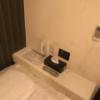 レンタルルーム ダーツ24(品川区/ラブホテル)の写真『(208号室)ベッド上。ティッシュ、リモコン、灰皿がありました。電気等もこちらのスイッチで変更可。』by こーめー