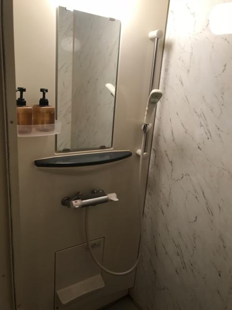 レンタルルーム ダーツ24(品川区/ラブホテル)の写真『(208号室)シャワールーム。ボディーソープとシャンプーあり。お湯が出ない時間帯がありちょっと困りました。』by こーめー