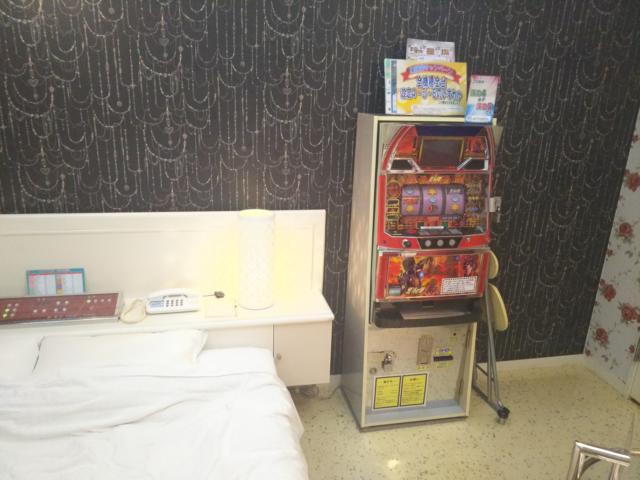 ホテル ES（エス）(札幌市中央区/ラブホテル)の写真『202号室　ベッド頭側壁紙、スロット機』by 酒肴