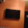 HOTEL MASHA（マシャ）(豊島区/ラブホテル)の写真『302号室 ベッドの足元の壁にテレビ。左上にエアコン。右奥に見えるのが玄関』by なめろう