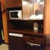 HOTEL MASHA（マシャ）(豊島区/ラブホテル)の写真『302号室 イスの横に冷蔵庫、電子レンジ、食器類など』by なめろう