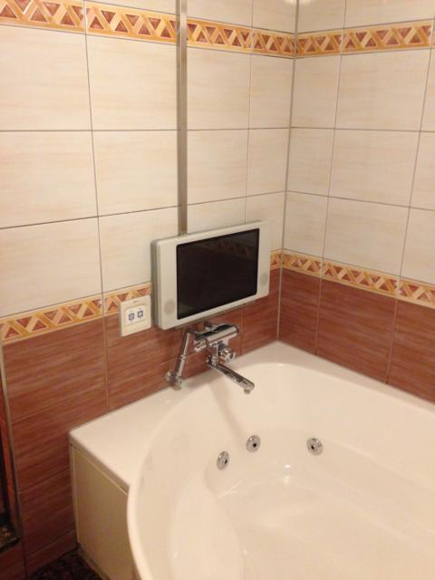 HOTEL Perrier(ペリエ)(新宿区/ラブホテル)の写真『401号室 バスルーム テレビ』by サトナカ