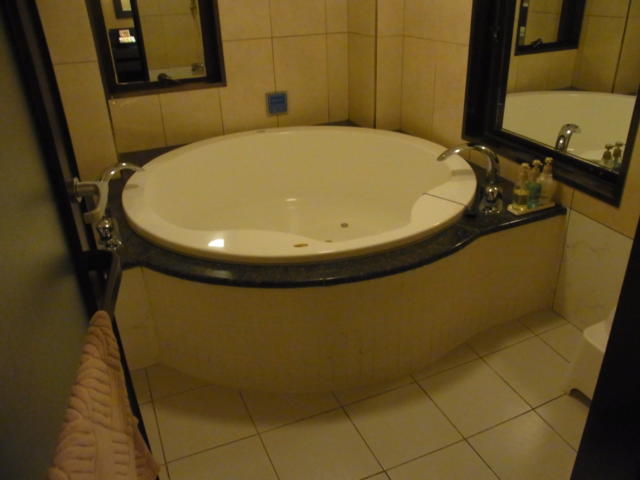 HOTEL LA SEINE（ラセーヌ）(市川市/ラブホテル)の写真『208号室 浴室』by ホテルレポったー