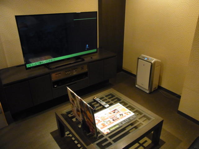 HOTEL LA SEINE（ラセーヌ）(市川市/ラブホテル)の写真『208号室 テレビと座卓』by ホテルレポったー