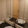 ホテルマーブル(品川区/ラブホテル)の写真『405号室、洗面所と鏡』by ビデ三郎