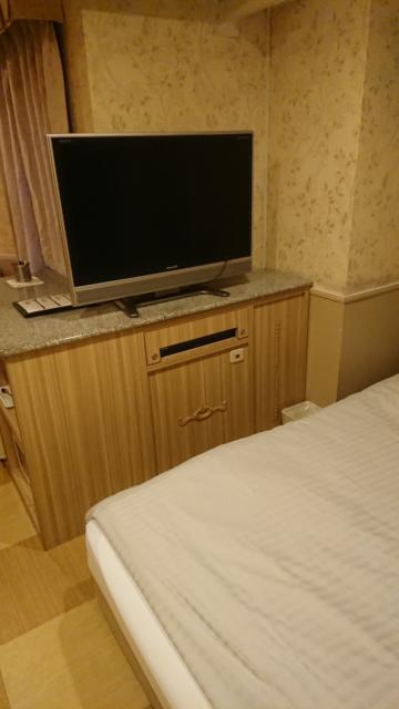 ホテルマーブル(品川区/ラブホテル)の写真『405号室、ベッド室とＴＶ』by ビデ三郎