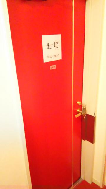 HOTEL Young Inn.(ヤング イン)(新宿区/ラブホテル)の写真『4-17号室利用。部屋の入口ﾄﾞｱです。417でなく-が入り、ｺﾝｾﾌﾟﾄがそれぞれ書いてあります。「ﾊﾞﾙｺﾆｰに座って」だそうです。』by キジ