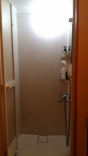 レンタルルーム ROOMS(新宿区/ラブホテル)の写真『1号室　シャワー室（室内備品は、ボディソープとシャンプーのみ）』by 名無しさん（ID:16165）