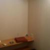 レンタルルーム ROOMS(新宿区/ラブホテル)の写真『1号室　入口奥側のベッド周り。タオルは室内に数枚あり。エアコンの効き方がやや劣る。』by つばちゃん