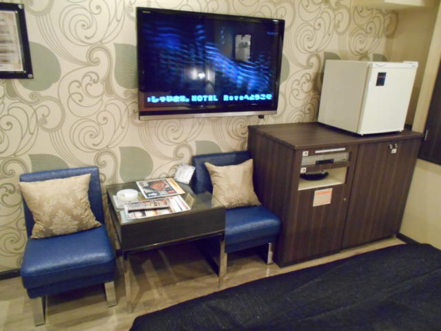 ホテル Reve(町田市/ラブホテル)の写真『406号室、テーブルとソファー、テレビなど』by もんが～
