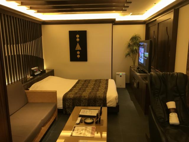 HOTEL AILU(アイル)(豊島区/ラブホテル)の写真『303号室 ベッドとソファーとマッサージチェアー』by バリーさん