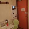 ホテル シルク(豊島区/ラブホテル)の写真『302号室、入口とベンチ(^o^;)壁の機械は自動精算機』by ビデ三郎