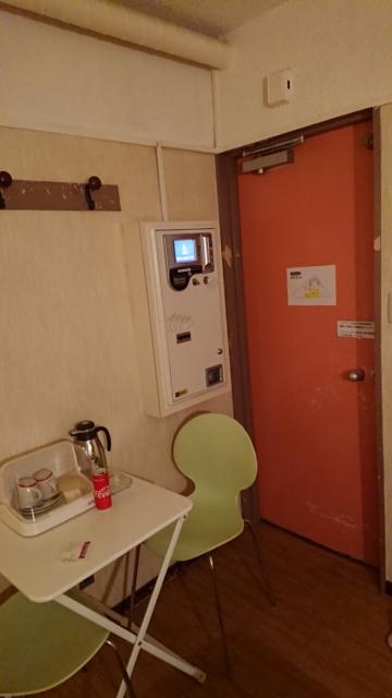 ホテル シルク(豊島区/ラブホテル)の写真『302号室、入口とベンチ(^o^;)壁の機械は自動精算機』by ビデ三郎