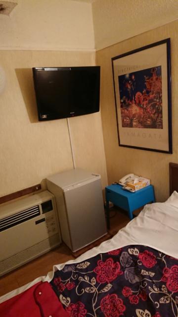 ホテル シルク(豊島区/ラブホテル)の写真『302号室、ベッドとＴＶ、冷蔵庫、空調機(ぼろぼろ)』by ビデ三郎